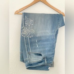 Beautiful embroidered summer Capri jeans , side 18 lane Bryant